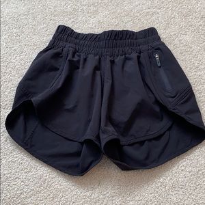 Black Lululemon Tracker Short 4”